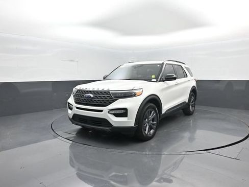 Used 2022 Ford Explorer XLT w/ Equipment Group 202A AWD/4WD image 4