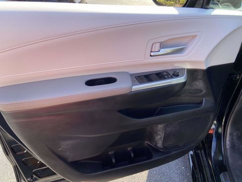 Used 2025 Toyota Sienna XLE image 12