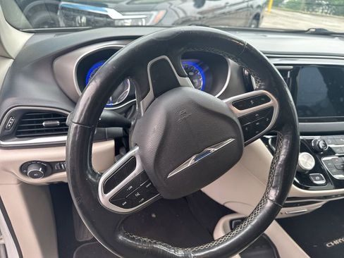 Used 2020 Chrysler Pacifica Touring-L Plus FWD image 9