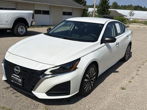 Used 2024 Nissan Altima 2.5 SV FWD image 9