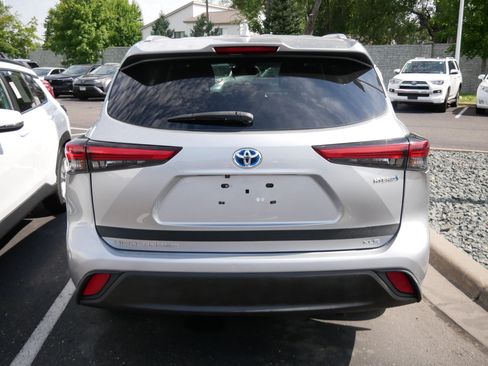 Used 2023 Toyota Highlander XLE AWD/4WD image 7