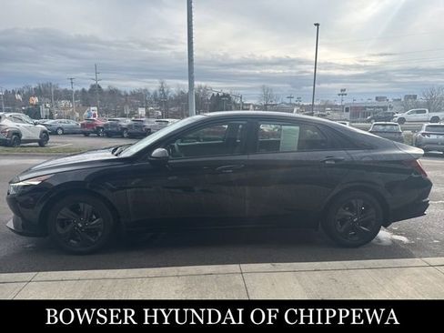 Used 2021 Hyundai Elantra SEL w/ Convenience Package image 4