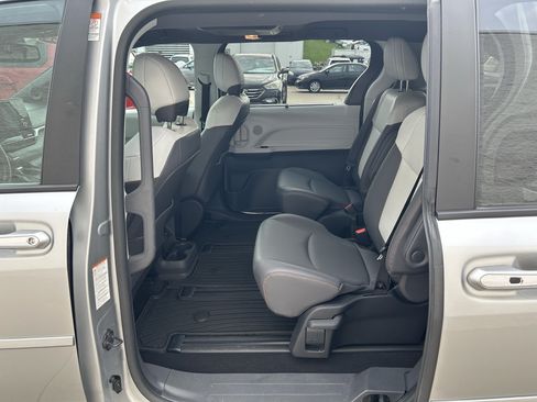 Used 2022 Toyota Sienna XSE w/ XSE Plus Package AWD/4WD image 18