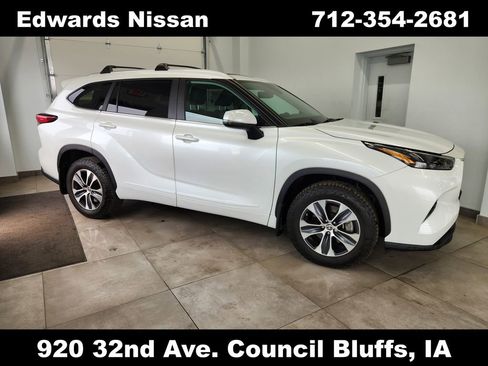 Used 2023 Toyota Highlander XLE image 2