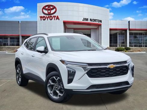 Used 2025 Chevrolet Trax LT w/ Driver Confidence Package FWD image 1