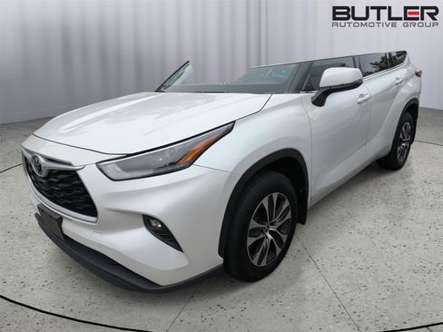 Used 2022 Toyota Highlander XLE AWD/4WD image 1