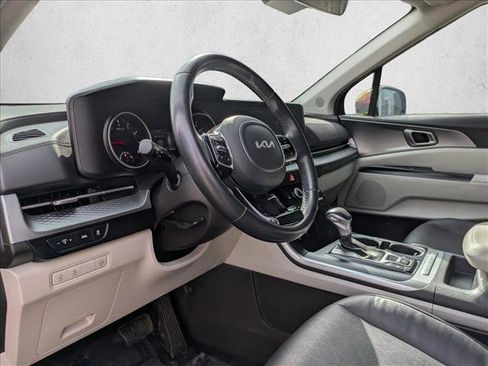Used 2024 Kia Carnival LX image 9