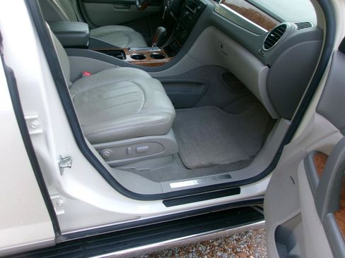 Used 2008 Buick Enclave CXL w/ Entertainment Package #2 FWD image 4