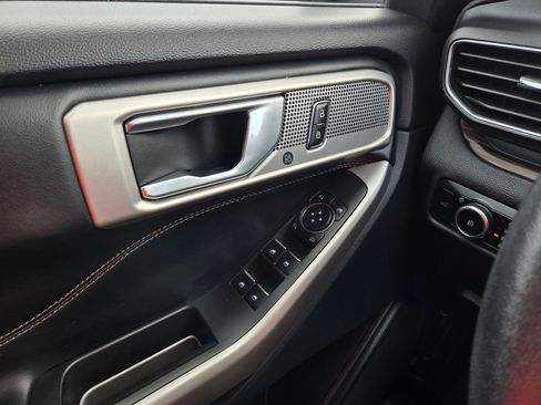Used 2023 Ford Explorer Limited image 21