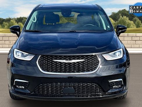 Used 2024 Chrysler Pacifica Touring-L image 3