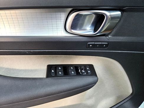 Used 2022 Volvo XC40 T5 Momentum image 28