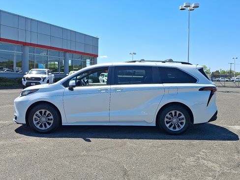 Used 2023 Toyota Sienna XLE AWD/4WD image 4