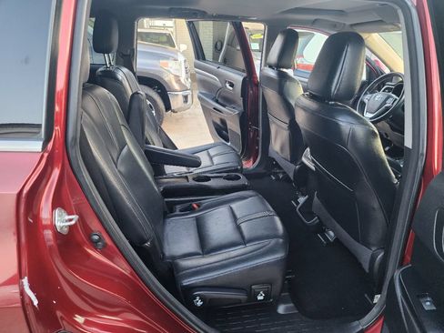 Used 2017 Toyota Highlander SE w/ Carpet Mat Package AWD/4WD image 13