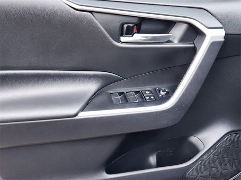 Used 2021 Toyota RAV4 XLE Premium image 18