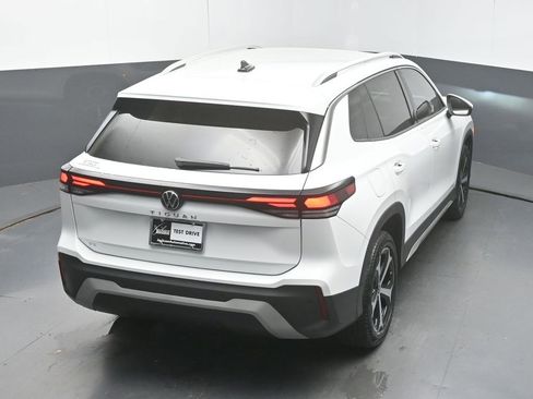 Certified 2025 Volkswagen Tiguan SE image 47