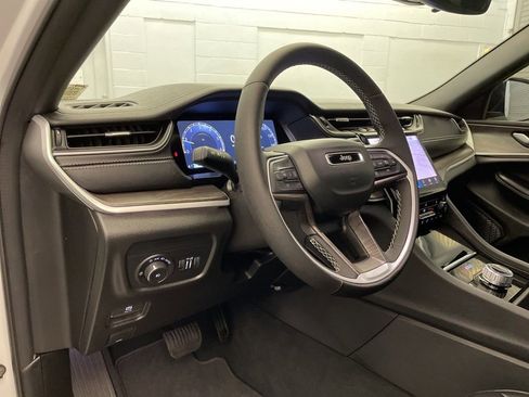 Certified 2025 Jeep Grand Cherokee Limited image 19