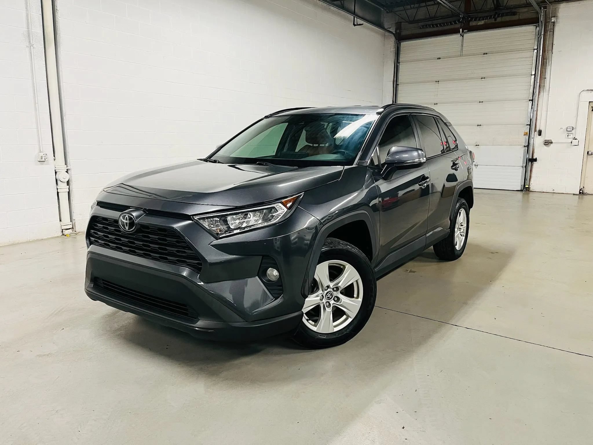 Used 2021 Toyota RAV4 XLE FWD image 1