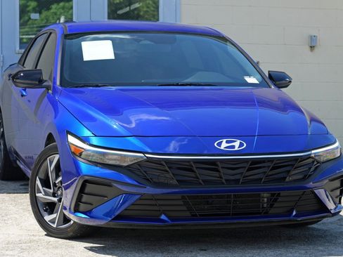 Used 2025 Hyundai Elantra SEL FWD image 2