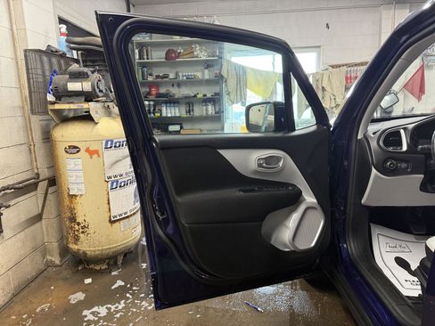 Used 2018 Jeep Renegade Latitude w/ UConnect 8.4 Nav Group AWD/4WD image 12
