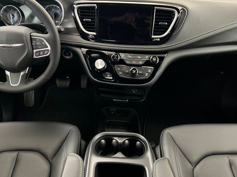 New 2026 Chrysler Pacifica Select image 13