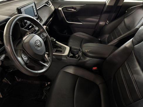 Used 2020 Toyota RAV4 XLE Premium FWD image 4