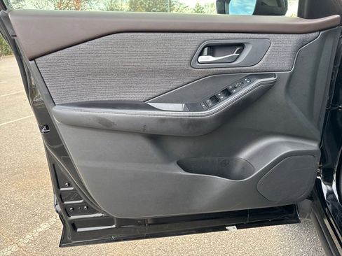 Used 2023 Nissan Rogue SV image 10