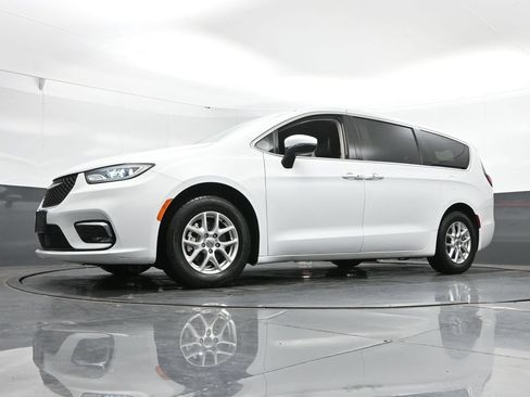 Used 2023 Chrysler Pacifica Touring-L FWD image 44