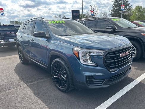 Used 2024 GMC Terrain SLE w/ Driver Convenience Package FWD image 2