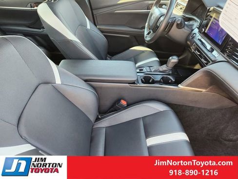 Used 2025 Toyota Camry SE image 15