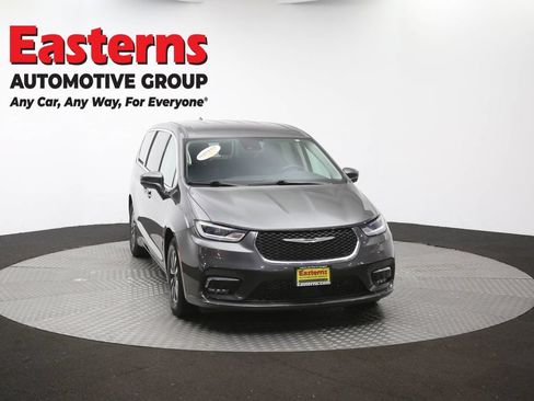 Used 2022 Chrysler Pacifica Touring-L w/ Uconnect Theater Family Group FWD image 52