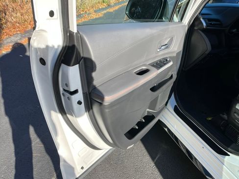 Used 2024 Toyota Sienna XSE image 11