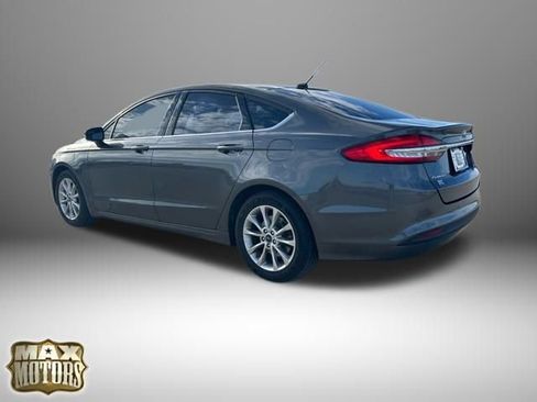 Used 2017 Ford Fusion SE w/ Fusion SE Technology Package image 4