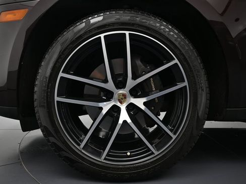Certified 2024 Porsche Macan AWD/4WD image 32