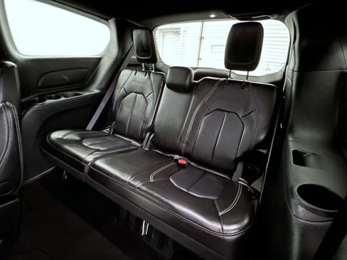 Used 2025 Chrysler Pacifica Select FWD image 19