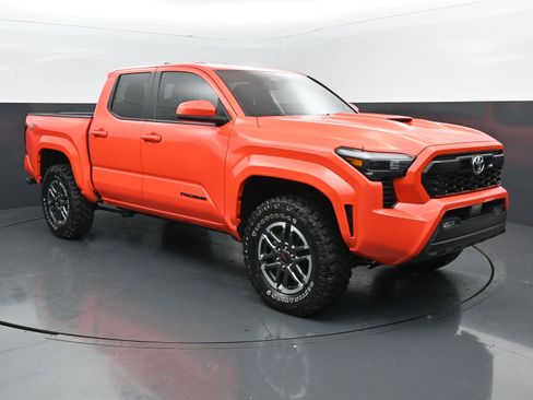 Used 2024 Toyota Tacoma TRD Sport AWD/4WD image 7