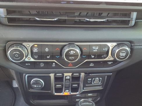 Used 2024 Jeep Gladiator Sport w/ Premium Package image 23