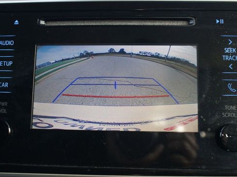 Used 2018 Toyota Corolla LE image 6