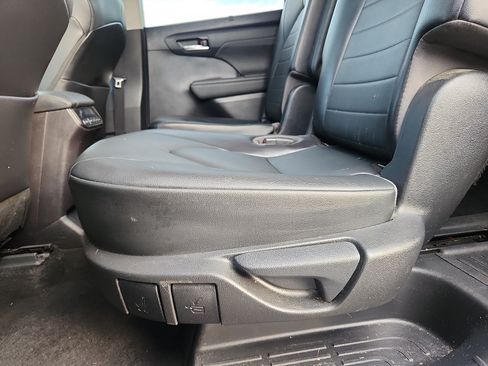 Used 2021 Toyota Highlander XLE AWD/4WD image 27