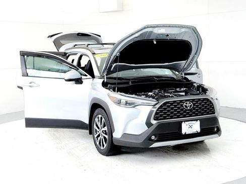 Used 2022 Toyota Corolla Cross XLE w/ Convenience Package AWD/4WD image 9