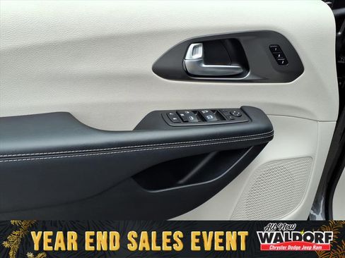 Used 2023 Chrysler Pacifica Touring-L image 7
