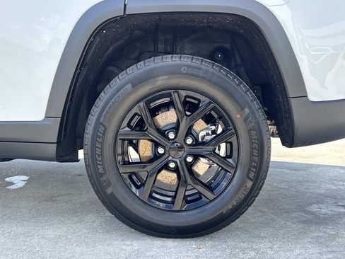 New 2025 Jeep Grand Cherokee Altitude image 7