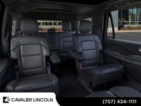 Used 2025 Lincoln Navigator Reserve w/ Jet Appearance Package image 11