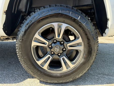Used 2019 Toyota Tacoma TRD Sport w/ Technology Package AWD/4WD image 7