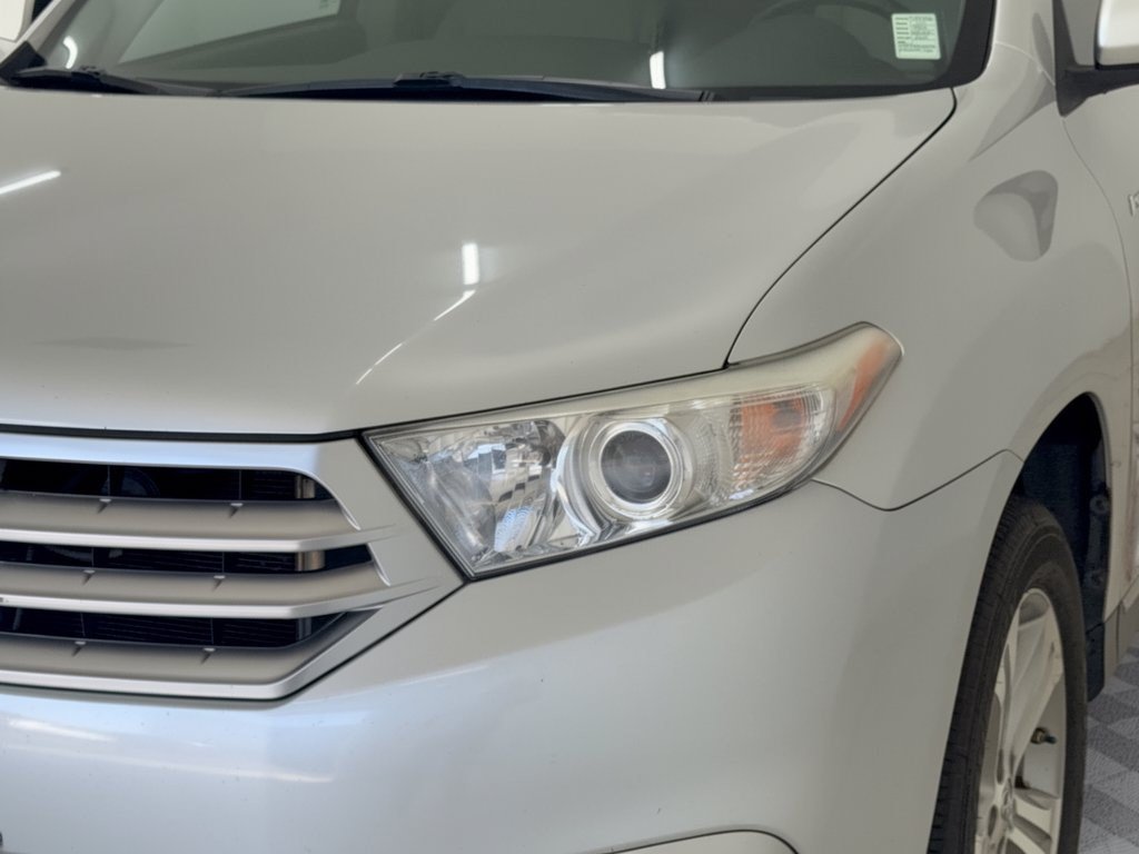 Used 2011 Toyota Highlander Limited w/ Tow Pkg FWD image 12