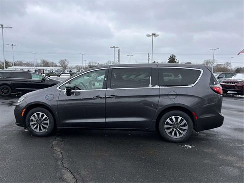 Used 2022 Chrysler Pacifica Touring-L w/ Uconnect Theater Family Group image 4
