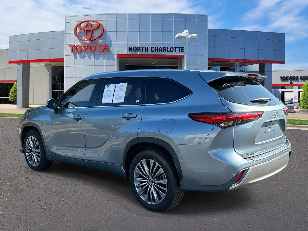 Used 2022 Toyota Highlander Platinum FWD image 6