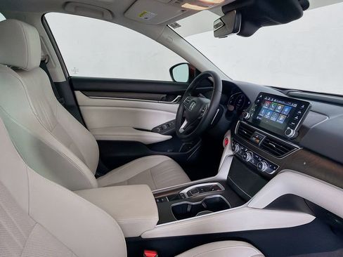 Used 2018 Honda Accord Touring image 32