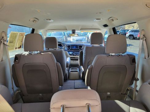 Used 2021 Chrysler Voyager LX image 28
