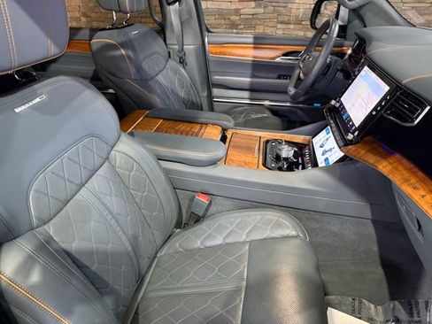 Used 2022 Jeep Grand Wagoneer Series III AWD/4WD image 4