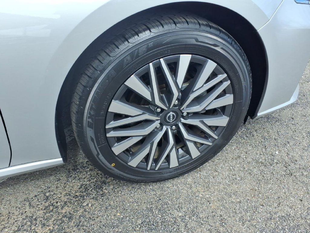 Used 2024 Nissan Altima 2.5 SV FWD image 9